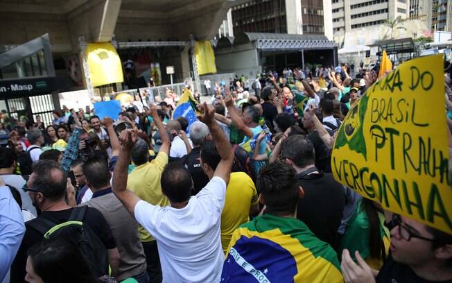 Manifestantes seguem na Avenida Paulista, em São Paulo (SP), protestando contra o governo e a nomeação de Lula como ministro. Foto: Renato S. Cerqueira/Futura Press - 17.03.16