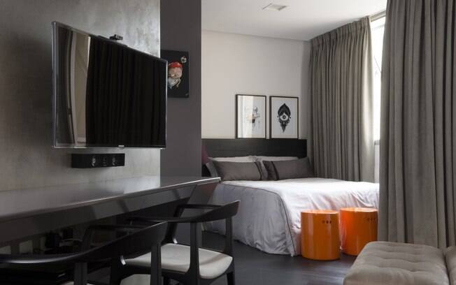 1. No apartamento de 27 m² projetado pelo arquiteto Ricardo Abreu Borges apenas uma cortina separa quarto e sala. Foto: Marcelo Magnani