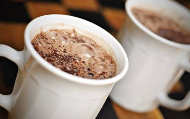 Chocolate quente pode esquentar e ser reconfortante, mas a cafeína pode espantar o sono