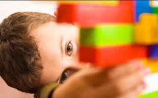 Ele se instala nos 3 primeiros anos de vida; conheça possíveis sinais