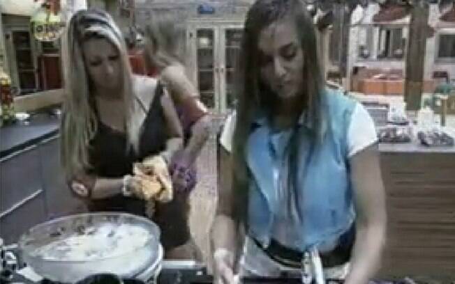 Nicole Bahls inicia limpeza durante visita na