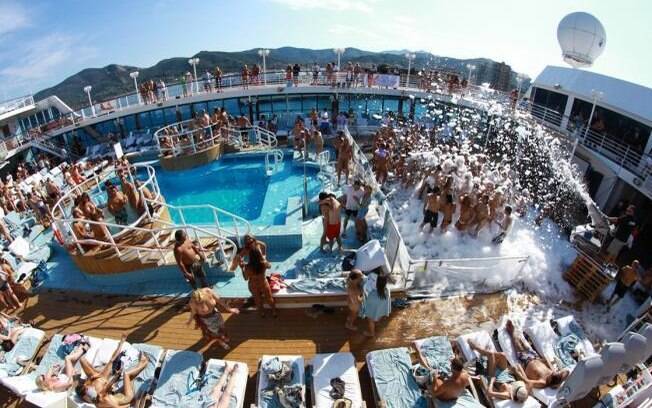 Na piscina dos navios, a paquera rola solta e o clima é quente, mas o sexo explícito é proibido