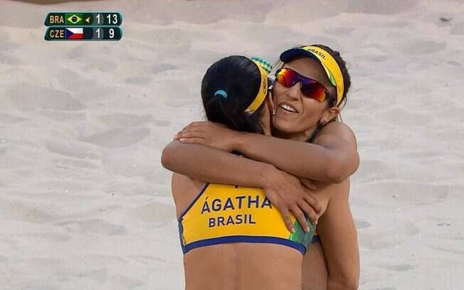 A dupla brasileira de vlei de praia Barbara e Agatha vence a primeira partida no Jogos do Rio 2016