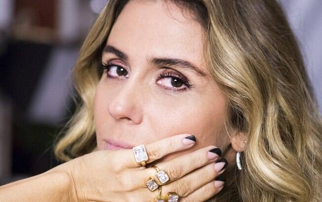 Atena (Giovanna Antonelli) é cheia de estilo e já está ditando tendências de moda e beleza para mulheres com atitude