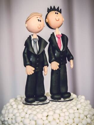 Bonequinhos no topo do bolo do casamento coletivo