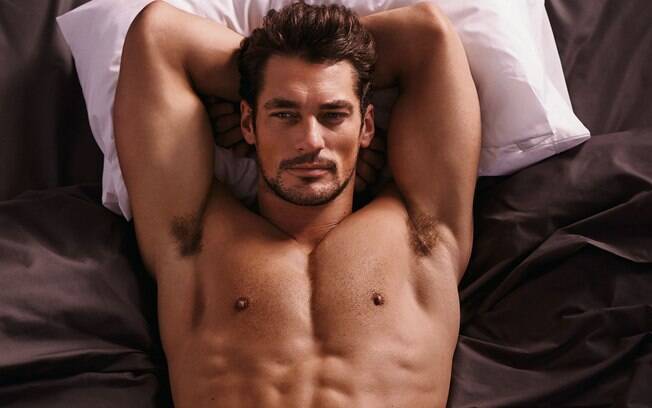 David Gandy, um dos modelos mais bem pagos do mundo, já apareceu sem camisa em diversas propagandas de moda