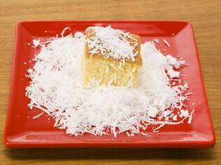 Bolo gelado de coco com cara de Natal. Clique e veja receita