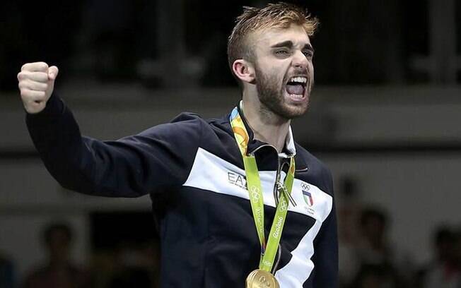 Italiano Daniele Garozzo levou medalha de ouro nos Jogos Olímpicos Rio 2016; Idosa a encontrou e devolveu