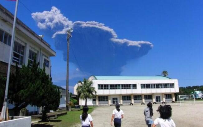 Erupção no vulcão Monte Shindake é observada por crianças no Japão