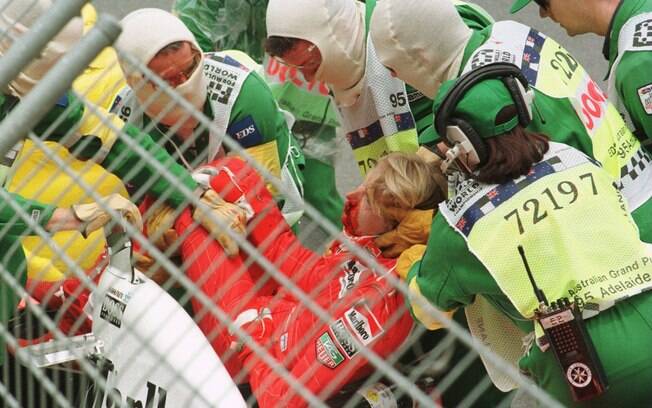 Mika Hakkinen, da McLaren, bateu forte no GP da Austrália de 1995 e foi socorrido com o rosto cheio de sangue
