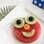 Elmo feito com uma fatia de melancia, pepino, azeitona preta e cenoura. Foto: Little Food Junction