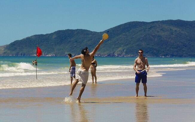 Grupo realiza exercícios na praia do Campeche em Florianópolis, Santa Catarina (17/12/2013)