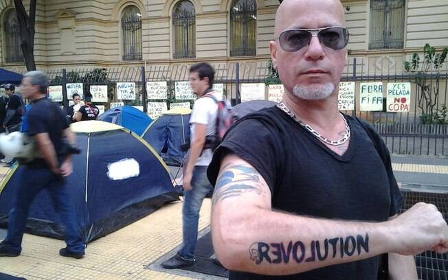 "Eu gosto de futebol, mas temos que sacrificar nossos gostos. Eu sou contra investimento para maquiar corrupção", diz Beto Fontes (22/02/2014)