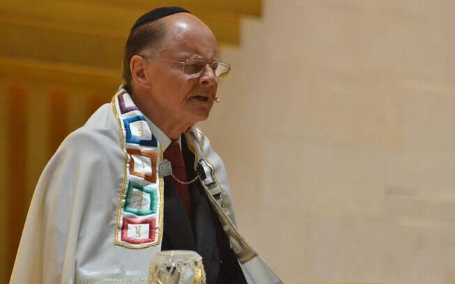 O líder da Universal, bispo Edir Macedo, faz culto no templo com símbolos do judaísmo 