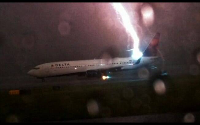 Jack Perkins conseguiu flagrar o momento em que um raio atinge um avião da companhia Delta