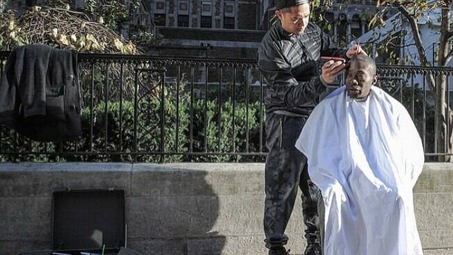 Barbeiro renova o visual de moradores de rua de graça