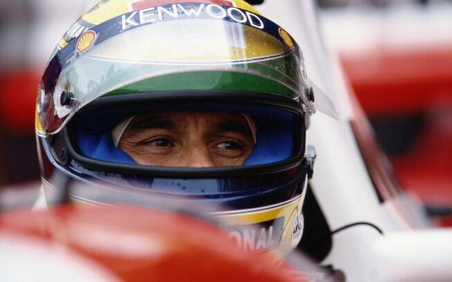 Em toda a sua carreira, Ayrton Senna sempre usou um capacete verde e amarelo. Na foto, o brasileiro em 1993, quando corria pela McLaren. Foto: Getty Images