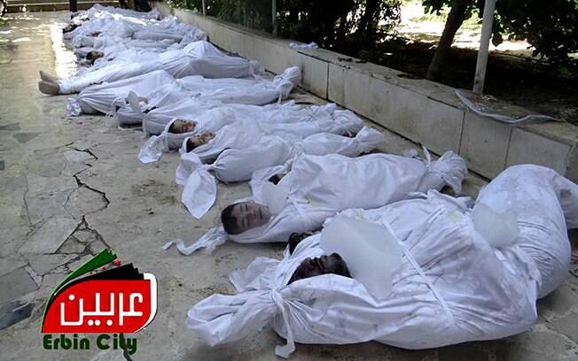 Imagem fornecida pelo Comitê Local de Arbeen mostra corpos de sírios enfileirados em Arbeen, Damasco
