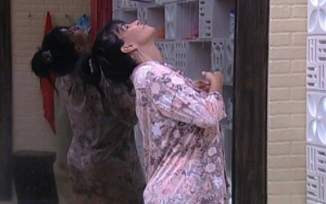 Gretchen tomando banho de roupa