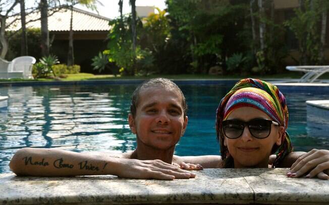 Mais magro, Netinho curte piscina ao lado da amiga, Maria João
