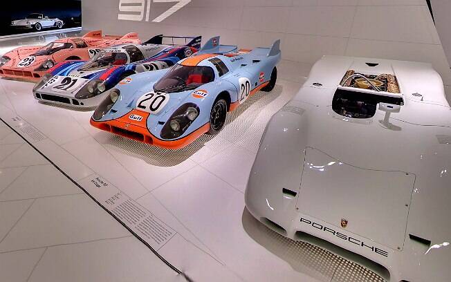 Interior do Museu da Porsche, em Stuttgart, na Alemanha