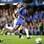 Pirlo observa o brasileiro Ramires no duelo em Londres. Foto: AFP