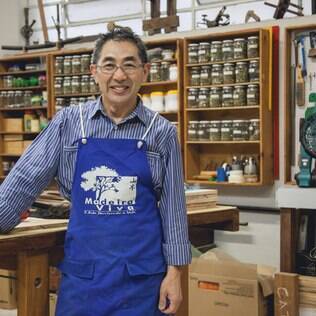 Celso Yamamoto criou uma escola voltada ao manuseio da madeira como hobby
