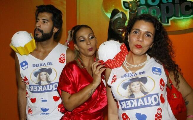 A MC Valeska Popozuda circulou na madrugada deste sábado (1º) por camarote na Sapucaí, no Rio, vestindo roupão