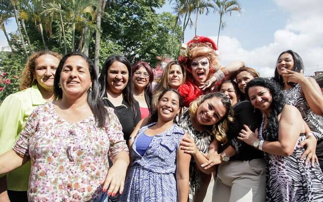 Tchaka faz amizade fácil e em poucos minutos está dominando a cena