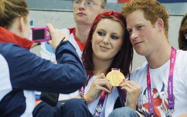 Príncipe Harry posa para fotos ao lado da medalhista paralímpica britânica Jessica-Jane Applegate nos Jogos de Londres