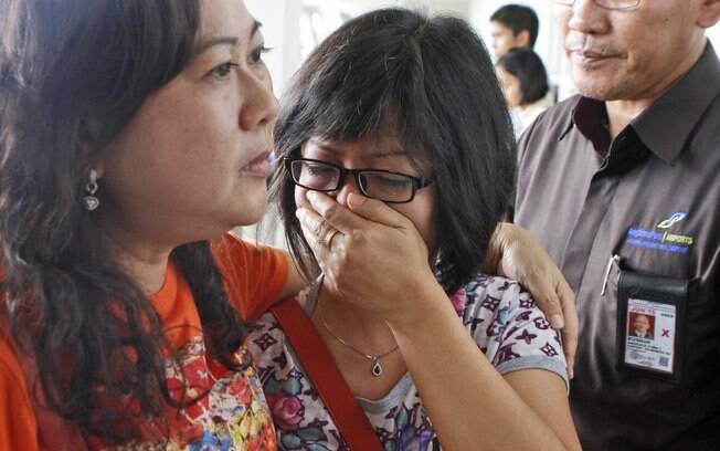 A AirAsia criou um centro de crise no aeroporto de Surabaya, de onde saiu o avião do voo 8501, para atender os parentes dos passageiros. Foto: AP Photo/Trisnadi
