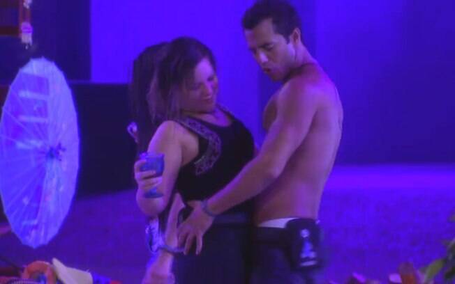 Matheus e Maria Cláudia curtem noite de festa juntos