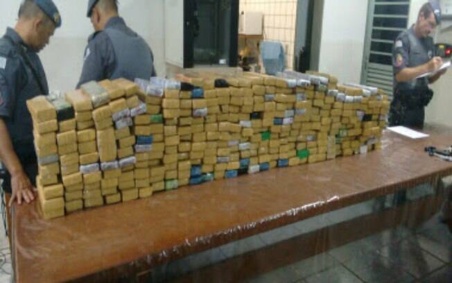 Policiais em meio aos 1.500 tabletes descobertos em município no interior paulista, nesta segunda