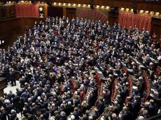 Legisladores aplaudem a eleição do novo presidente da Itália Sergio Mattarella ao final da sessão de votação na câmara baixa, em Roma