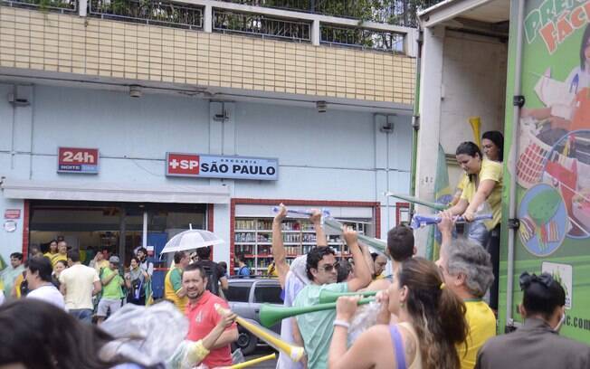 Vuvuzelas foram distribuídas pelos organizadores da manifestação em São Paulo. Foto: Alberto Wu/Futura Press