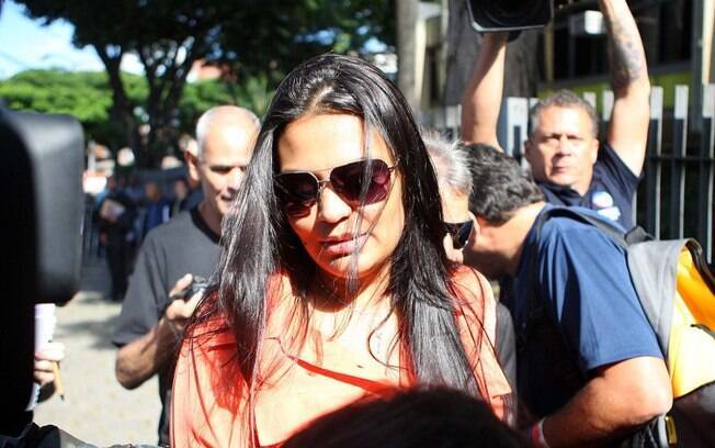 Mulher de Bruno, Ingrid de Oliveira chega para o julgamento ao Fórum de Contagem (MG), nesta segunda-feira (4)