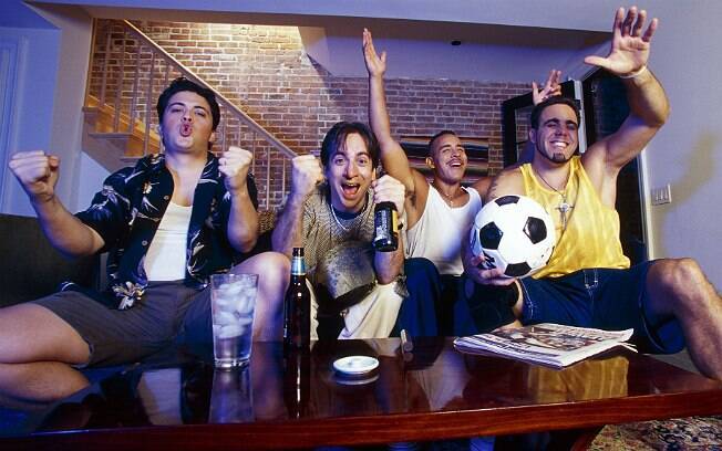 Beber demais, gritar com a TV e só falar de futebol: atitudes na companhia dos amigos que elas não gostam
