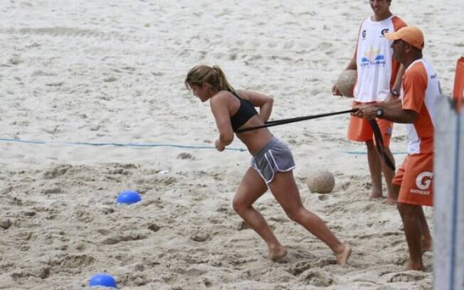 Priscila Fantin gosta de se exercitar ao ar livre: ela pratica treino funcional na areia