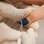 Aplique esmalte azul escuro nas unhas, exceto nas anelares; com um pincel fino, faça um traço prata na parte superior das unhas. Foto: Fernando Genaro/Fotoarena