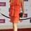 Mais uma alternativa de laranja, aqui usado por Sarah Barrand em vestido com babados largos. Foto: Getty Images