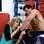 Mãe de Chael Sonnen ajusta a luva do seu filho no meio do treino. Foto: Getty Images