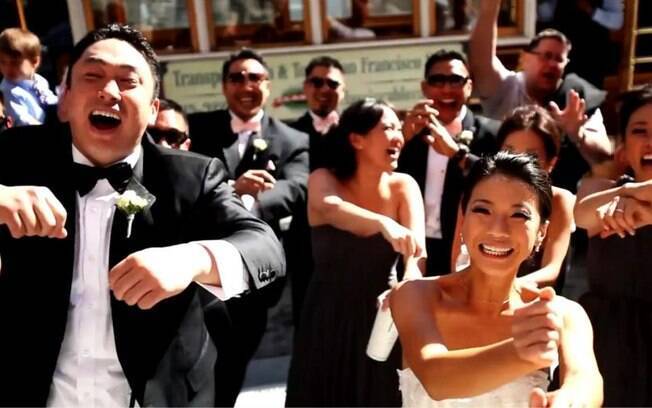 Os noivos Jeremy e Stephani dançam com padrinhos e transeuntes em rua de San Francisco