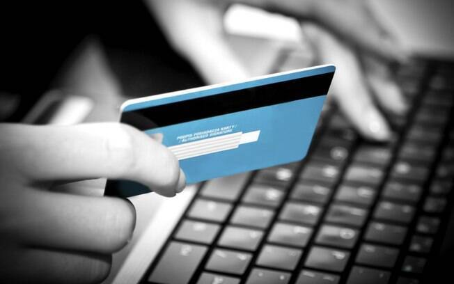 Taxa de juros do cartão de crédito bate recorde de 395,3% ao ano