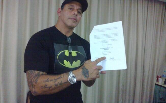 Alexandre Frota mostra contrato assinado por Joana Machado