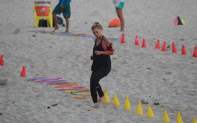 Carolina Dieckmann se exercita com personal na praia