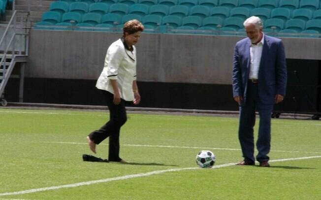 Dilma Rousseff e o governador da Bahia, Jacques Wagner, no pontapé inicial da nova Fonte Nove