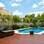 Ao lado da piscina com desenho neoclássico, as espreguiçadeiras ecológicas convidam ao banho de sol. Foto: Divulgação