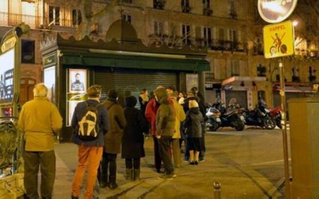Desde a madrugada desta quarta-feira, filas se formaram em frente à bancas de jornais francesas