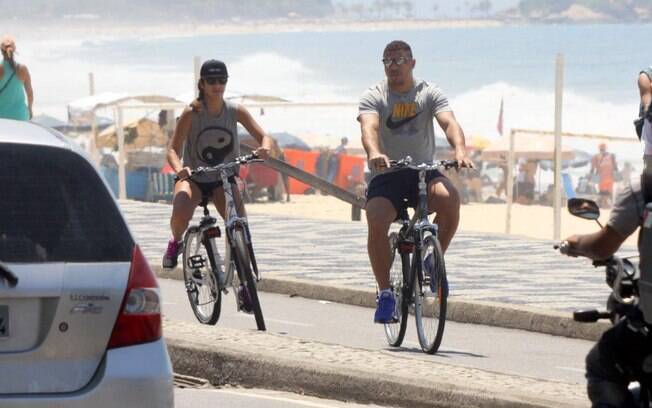Ronaldo e Paula Morais pedalam na orla do Leblon, no Rio