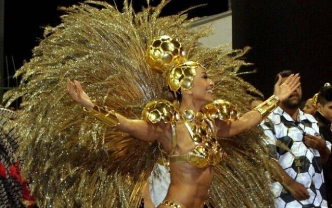 Sabrina Sato desfila como madrinha da Gaviões da Fiel no carnaval de São Paulo na madrugada deste domingo (2)